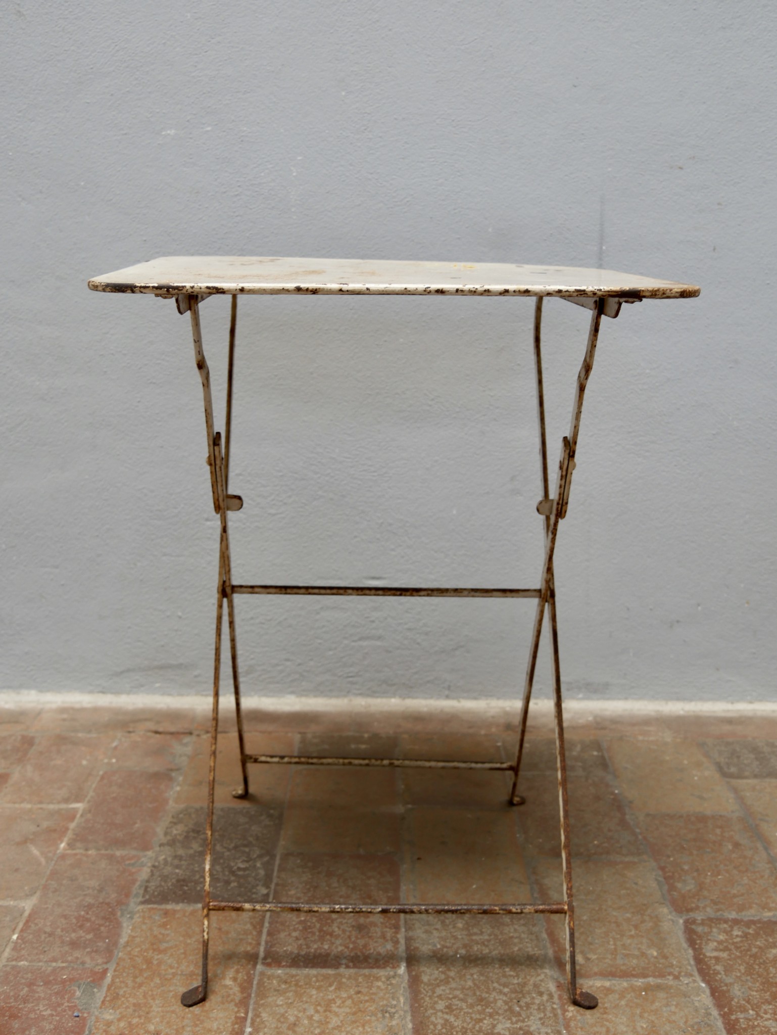 Reizender kleiner Gartentisch Frankreich um 1900 klappbar Reizender kleiner Gartentisch Frankreich um 1900 klappbar