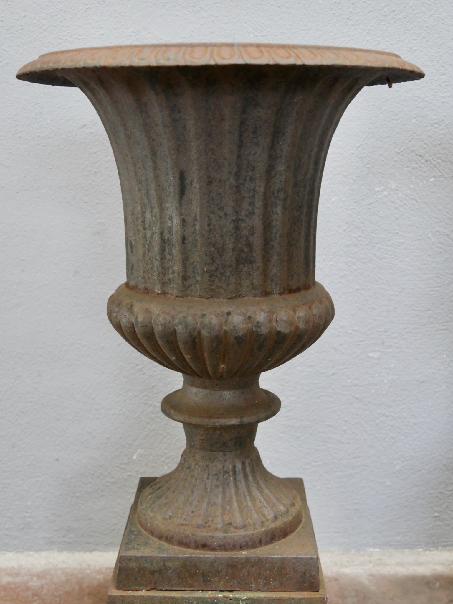 Paar schöne alte Gußvasen Vasen Amphoren mit Sockel – Antikhandel Lauke